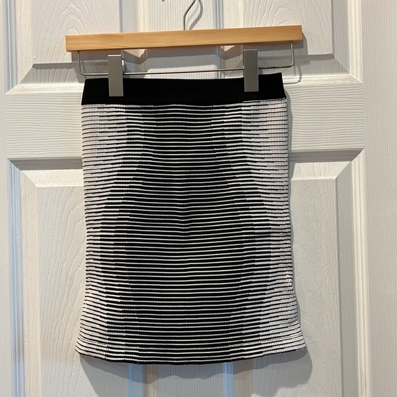 BCBGeneration Bodycon Abstract Seamless Set - Picture 13 of 16